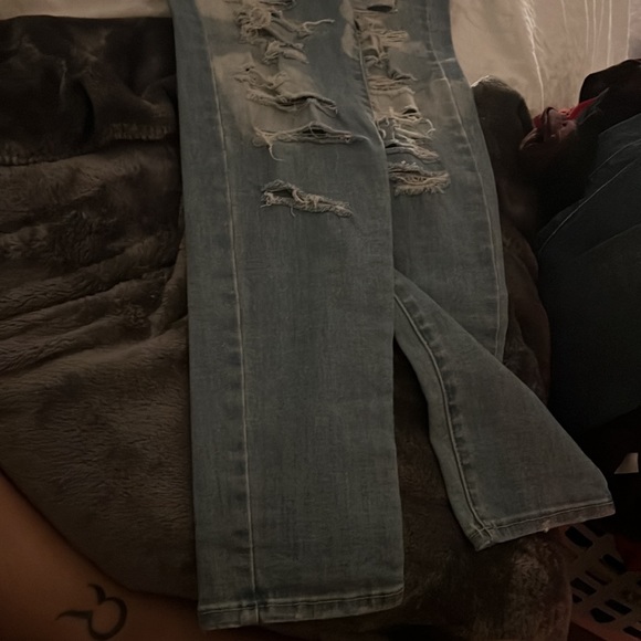 Ripped brand new American eagle jeans - Picture 2 of 4